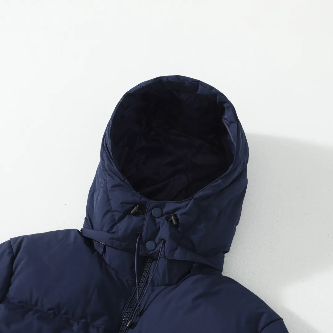 P660 #R54 Ralph Lauren/Ralph Lauren hooded down jacket (top quality, feel free to compare), using imported Barudan embroidery machine, carefully crafted with thousands of needles electric embroidery technology. Imported No. 7 needles and special embroidery thread ensure that every letter of the polo logo is full, three-dimensional and clear, creating the "most expensive embroidery logo" that can be called a work of art. Top-notch velvet core, luxurious warmth. Filled with national standard 80% high-quality white duck down, bringing excellent thermal insulation performance. At the same time, it is lightweight and can quickly regain its fluffiness after compression, bringing you a warm embrace without burden and resisting the harsh winter. Technical fabrics, no fear of wind and snow •Long-lasting fluffy and shape-retaining: High-quality filling ensures that the down jacket is not easy to stiffen and keeps you warm for a long time. •Strict anti-velvet technology: Using 400T gall fabric with pinhole retraction technology, it fundamentally eliminates the phenomenon of velvet leakage and makes wearing more secure. •All-round protective experience: Windproof and waterproof matte fabric, combined with an adjustable hem with a built-in drawstring buckle, can effectively lock in temperature and cold, and cope with changeable weather. Perfect details, creating a classic •Original electroplated YK zipper, smooth and durable, with brand texture highlighted in every detail. •Detachable hood design, one garment can be worn multiple times to meet different occasions and outfit needs. •Original hangtag and washed label, quality guaranteed. Five colors come together for couples to enjoy together: black is cool, beige is gentle, navy is calm, khaki is retro, and green is fresh. Available in five colors, the same style for men and women, it can be worn perfectly as a couple's outfit or a personalized item, becoming an indispensable fashion equipment on the streets in winter. Color: black, khaki, navy blue, army green, beige Size: S M L 66 67